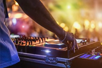 Kulturszene in Zeiten nach Corona: Die Freien hebeln sich neue Türen auf - Discjockeys sind eine Facette der vielfältigen sächsischen Kulturszene. Doch auch sie können, wie Künstler aus vielen anderen Bereichen, meist von ihrer Arbeit nicht leben. Sie beuten sich selbst aus. 