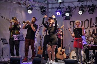 Kulturszene nimmt nach Lockdown neuen Anlauf: Burgsommer-Konzert auf Schloss Voigtsberg begeistert - Die Band Frollein Smilla mit ihrer Sängerin Desna Wackerhagen (Mitte) aus Berlin, eröffnete am Samstagabend die Burgsommer-Konzertreihe auf Schloss Voigtsberg in Oelsnitz.