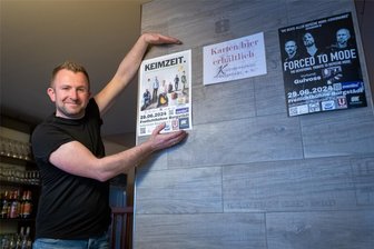 Kulturverein Burgstädt holt hochkarätigen Ersatz für ausgefallenes Konzert auf die Freilichtbühne im Wettinhain - Vereinsmitglied Richard Köllner mit den Ankündigungen für den Konzertsommer 2024. Highlights sind dabei die DDR-Kultband Keimzeit und die Depeche-Mode-Coverband Forced to Mode.