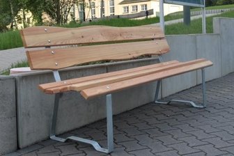 Kulturverein spendiert neue Bänke - In Leubsdorf wurden auf Initiative des örtlichen Kulturvereins Bänke aufgestellt. Eine davon steht am Lindenhof. 