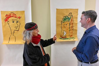 Kulturvielfalt im Chemnitzer Umland: Von Krimilesung bis Modenschau - Martina Schubert mit ihren Werken im Rathaus Oberlichtenau.