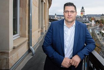 Kulturwandel oder Kulturschock? Vogtland-Landrat Hennig 100 Tage im Amt - Thomas Hennig auf dem Balkon seines Büros im Behördensitz in Plauen. Der CDU-Politiker hat als Landrat des Vogtlandkreises bewegte erste 100 Tage im Amt absolviert.