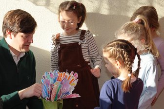 Kultusminister Clemens zu Gast im Erzgebirge: Wo es genügend Kitas gibt, aber immer weniger Kinder - Einen Strauß bunt bedruckte Hände statt Blumen erhielt Staatsminister Conrad Clemens von den Kindern bei seinem Besuch im Schwarzenberger Kinderhaus „Sonnenschein“.