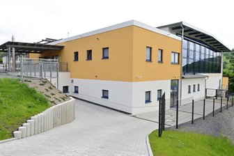 Kultusminister schwärmt von neuer Klingenthaler Sporthalle: „Es gibt keine Turnhalle in Sachsen mit solch einem schönen Ausblick“ - Die Vier-Felder-Turnhalle hat 4,2 Millionen Euro gekostet.