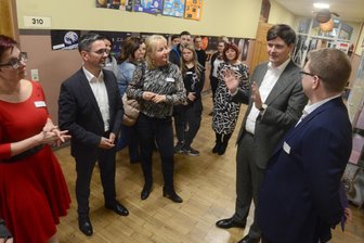 Kultusminister trifft Lehrer und Schüler: Das bewegt die Schulen im Vogtland – „Wir erziehen die Kinder zum Faulenzen“ - 100 Schulen will der neue Kultusminister besuchen. Am Mittwoch war Conrad Clemens (2. v. r.) im Vogtland unterwegs. An der Trützschler-Oberschule in Falkenstein schilderten Direktor Maximilian Scheller (r.) und Lehrer ihre Sorgen.