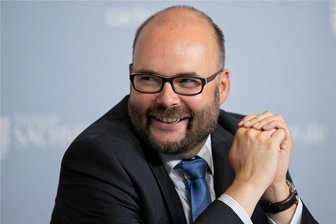Kultusminister zum Gendern an Schulen in Sachsen: „Nicht wahlweise irgendwelche Sonderzeichen nutzen“ - Sachsens Kultusminister Christian Piwarz (CDU) stellte sich am Montag geduldig den Fragen der Schüler.