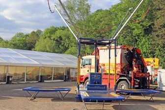 Kultverdächtiges Dorffest wird 40 Jahre alt - Noch ist es still rund ums Partyzelt auf dem Lichtenberger Festplatz. Das wird sich aber ab heute Abend gründlich ändern. 