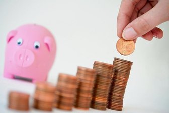 Kunden erhalten zu wenig Zinsen: Klage gegen Kreissparkasse - Prämiensparverträge galten vor Jahren als attraktive Alternative zum Sparschwein. Doch die Zinsen sanken, die Verträge wurden gekündigt. Nun haben Prämiensparer die Chance, eine Nachzahlung von Zinsen erhalten, wenn sie sich einer Klage der Verbraucherzentrale anschließen. 
