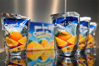 Kunden genervt: Capri-Sun will jetzt zurück zum Plastiktrinkhalm - Viele Fans des Kult-Getränks Capri-Sun mögen die grauen Trinkhalme aus Papier nicht, die seit dem Plastik-Verbot den Trinktütchen anhaften.