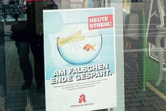 Kunden haben Verständnis für Protest der Apotheker - Mit diesem Schild an der Eingangstür zur Apotheke am Sandberg wurde auf die Protestaktion aufmerksam gemacht. 