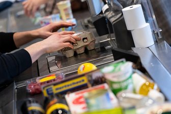 Kunden nutzen Kassen mit Personal lieber als SB-Kassen - Klassische Kassen erfreuen sich trotz oft längerer Wartezeiten weiterhin großer Beliebtheit. (Symbolbild)