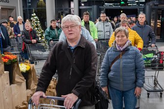 Kundenansturm auf Sachsens modernsten Supermarkt: So lief die Neueröffnung in Plauen - Andreas Hollenbach war am Donnerstagmorgen der erste Kunde im neuen Plauener Edeka-Center. Schon kurz vor 6 Uhr stand er vor der Tür.