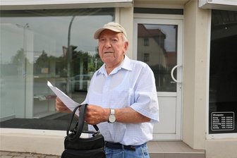 Kundennähe nicht erwünscht? Zwickauer Rentner kritisiert Umgang der Sparkasse mit Vorschlägen - Mit 94 noch mobil und engagiert: Günter Viebig setzt sich für einen Geldautomaten und Kontoauszugdrucker der Sparkasse Zwickau in Weißenborn ein.