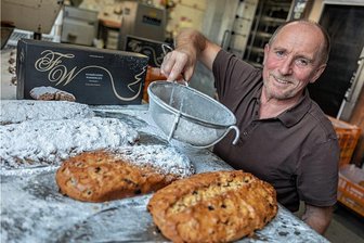 Kundenpflege auf vogtländisch: Wo die Stollen-Hausbäckerei noch Tradition hat - Die Stollenbäckerei ist längst angelaufen. Die Kunden kaufen Kostproben, aber auch schon als Präsente, die zum Versand bestimmt sind, so die Erfahrung von Bäckermeister Volker Wunderlich aus Schreiersgrün. Und im November startet dann auch die Hausbäckerei.