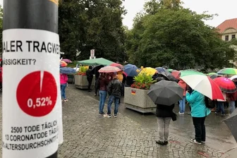 Kundgebung gegen Corona-Auflagen in Plauen - Eine rund zweistündige Kundgebung gegen die Maskenpflicht zum Schutz vor Corona-Infektionen und für freiheitliche Grundrechte hat am Samstagnachmittag bei strömendem Regen in Plauen stattgefunden.