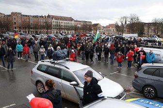 Kundgebung gegen die Corona-Politik: Hunderte demonstrieren in Zwickau - Rund 300 Personen haben am Samstag in Zwickau gegen die Corona-Politik demonstriert.