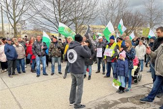 Kundgebung gegen geplante Asylunterkunft in Zwickau: Organisatoren kündigen Fortsetzung an - Rechter Schulterschluss: Ein Redner des "Bürgerbündnisses Volksstimme" trat auf, zudem fühlten sich ein AfD-Mann und ein szenebekannter Neonazi für die Veranstaltung verantwortlich.