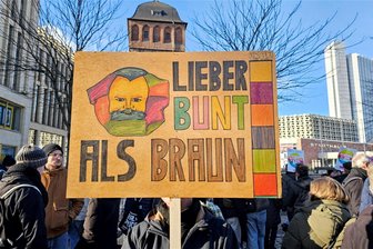 Kundgebung gegen Rechts in Chemnitz: „Gewöhnung an Nazis ist gefährlich“ - Rund 300 Menschen nahmen an einer Kundgebung gegen Rechts am Samstag am Roten Turm teil.