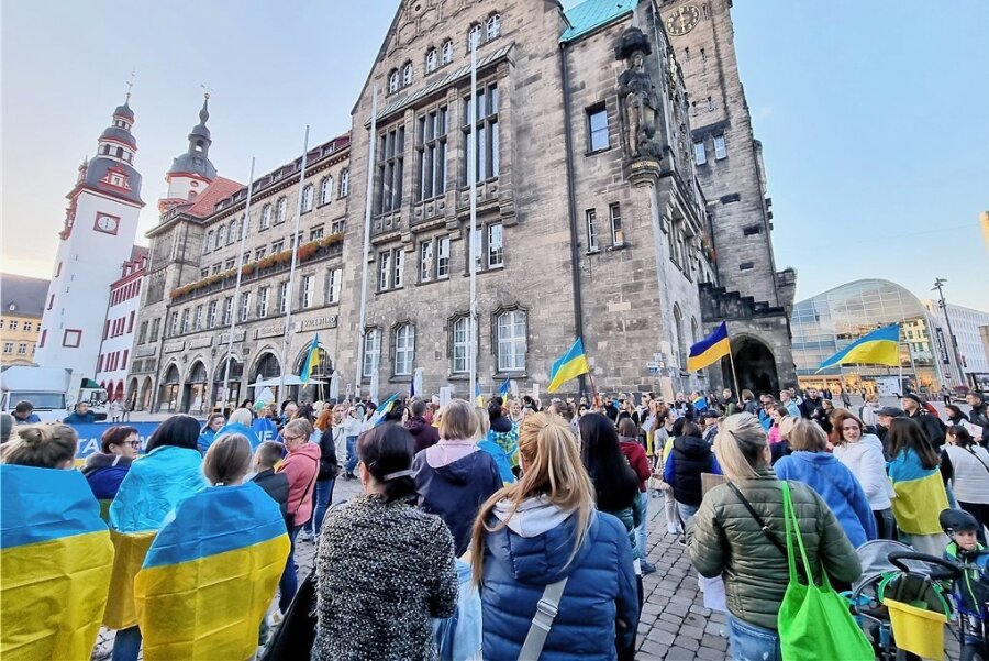 Kundgebung in Chemnitz gegen Raketenangriffe auf Ukraine - Bereits vor Versammlungsbeginn fanden sich zahlreiche Teilnehmer vor dem Rathaus ein. 