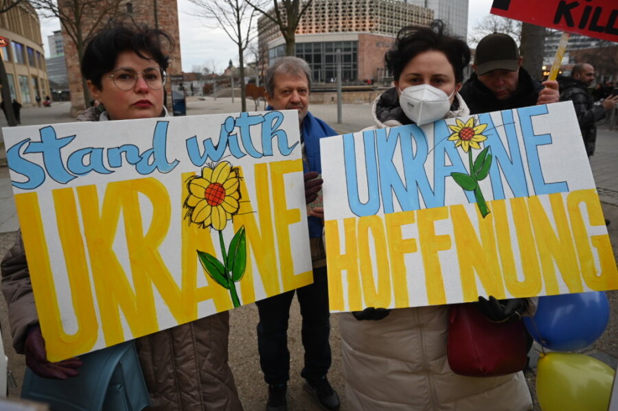 Kundgebung in Chemnitz: Mehr als 200 Menschen zeigen Solidarität mit der Ukraine - 