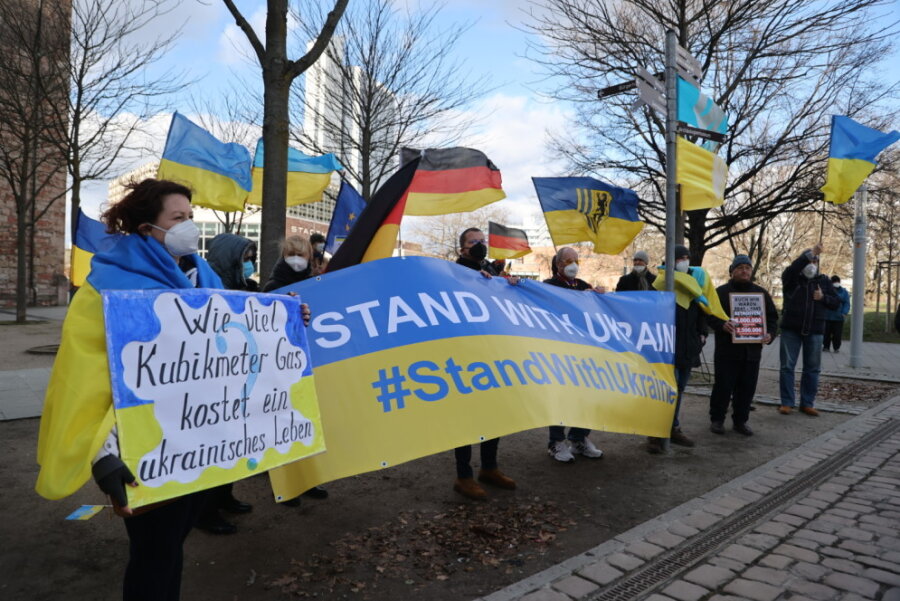 Kundgebung in Chemnitz: Teilnehmerinnen und Teilnehmer fordern Frieden für die Ukraine - 