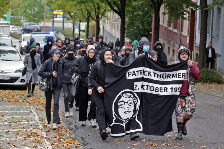 Kundgebung in Hohenstein-Ernstthal: "Bündnis Chemnitz Nazifrei" erinnert an Tod von Patrick Thürmer - Etwa 50 Teilnehmer haben am Samstagmittag an einer Demonstration in Hohenstein-Ernstthal aufgerufen.