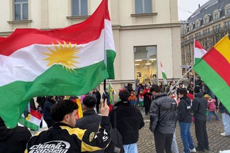 Kundgebung in Plauen für ein freies Kurdistan - Bei der Kundgebung am Postplatz wurden die Flaggen Kurdistans und Rojavas geschwenkt.
