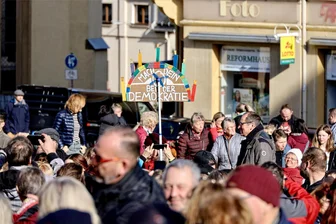 Kundgebung „Nie wieder ist jetzt“: Stollberg steht ohne Störungen für Demokratie zusammen - Der Platz vor dem Stollberger Rathaus war voller Menschen, die für ihr Anliegen eintraten.