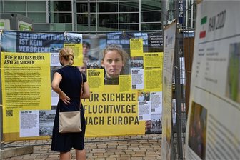 Kundgebung zum Weltflüchtlingstag - Auf dem Neumarkt konnten sich Besucher und Passanten über die Lage Geflüchteter am Weltflüchtlingstag informieren.