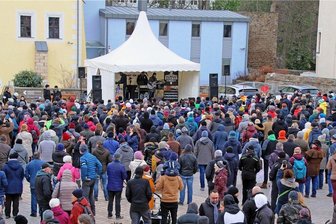Kundgebungen gegen Corona-Maßnahmen in Freiberg - Rund 700 Teilnehmer zählte die Polizei bei der Demonstration auf dem Freiberger Schloßplatz. 