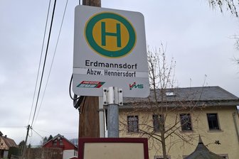 Kunnersdorf: Fehlerhaftes Haltestellenschild wird umbenannt - Das falsch benannte Haltestellenschild in Kunnersdorf soll richtig benannte werden.