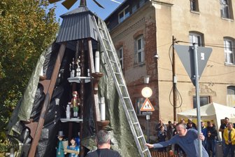 Kunnersdorf startet bereits am Freitagabend in die Weihnachtszeit - Im Oktober 2022 wurde die Pyramide in Kunnersdorf mit vielen Schaulustigen erstmals in Betrieb genommen.