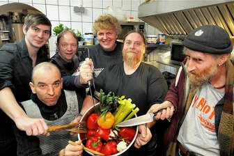 Kuno holt in Hainichen die Alligatoren in den Keller - Vor einigen Jahren hatte Steffen "Kuno" Kunze (2. v. r.) mit den Bayou Alligators in seiner Gaststätte "Eigenartig" sogar gekocht.