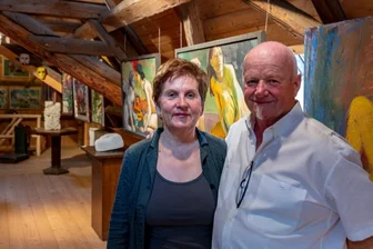 Kunst als Lebenselixier - Freuen sich, dass sie nach langer Corona-Zwangspause auf ihrem Hermergut in Mildenau endlich wieder Kunst öffentlich zeigen und so zu Begegnungen einladen können: Ria und Harry Meinel. Beide haben über viele Jahre erfolgreich drei Hotels in der Region geführt. 