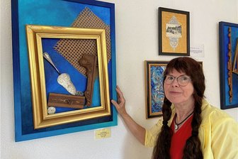 Kunst als Therapie: Ehemalige Schulleiterin zeigt, welche Wirkung das Malen haben kann - Noch bis zum 17. Juli stellt Sonja Recknagel, ehemalige Schulleiterin an der Grundschule Rußdorf, ihre Kunstwerke im Rathaus in Niederfrohna aus. Für ihr Bild "Erinnerungen an Uromi" bediente sie sich unter anderem historischen Kuchenschaufeln und Bilderrahmen, um die Erinnerungen an ihre Familie wach zu halten. 
