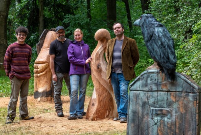 Kunst am Wasser: "Elfenzauber" begeistert die Jury - Daniel Adrian Venegas La Reta, der Künstlerische Leiter Enrico Kletke, Daniela Schwarz und Silvio Ukat (v.l.) präsentieren die fertigen Holzskulpturen.