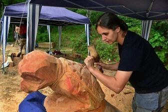 "Kunst am Wasser" findet im Juli an der Talsperre Kriebstein statt - Doreen Wehrhold arbeitete bei einem früheren Skulpturenwettbewerb an einem japanischen Flussgeist. Foto: Falk Bernhardt