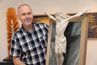 Kunst an der Grenze: Wie ein Bildhauer aus dem Erzgebirge den russischen Bären als Spinner entlarvt - Holzbildhauermeister Friedhelm Schelter mit seiner Wandskulptur „Jesaja 53“. Mit seinen Werken will der Königswalder zum Dialog, aber auch zur Selbstreflexion anregen.