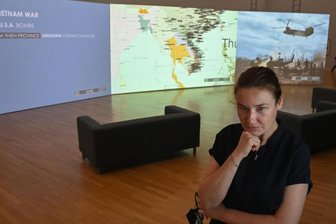 Kunst an der Nahtstelle zur Wissenschaft - Die spanische Künstlerin Cristina Lucas vor ihrer Videoinstallation "Unendlicher Blitzschlag", zu sehen in der neuen Sonderausstellung der Kunstsammlungen Chemnitz mit dem Titel "Maschine im Stillstand". 