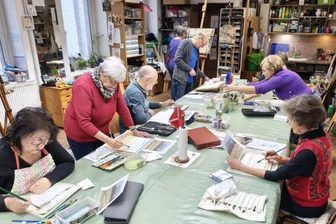 Kunst aus dem „Atelier Rosa“: Neue Ausstellung im Erzgebirge - Mitglieder des Erwachsenenmalkurses des „Ateliers Rosa“ bei der Arbeit. Ab 5. Januar sind ihre Arbeiten in der neuen Treppenhausausstellung zu sehen.