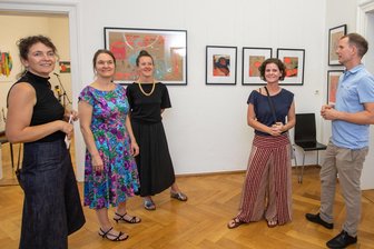 Kunst aus dem Theater-Malsaal: Potsdamer Künstlerin stellt in Plauen aus - Jaqueline Teschner (3. von links) stellt Collagen und Objekte in der Plauen Bärenstraße aus. BBKV-Mitglied Stefanie Kölbel (2. von links) laudierte.