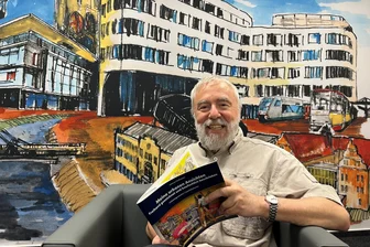 Kunst aus der Perspektive eines Stadtplaners: Helmut Pfefferkorn stellt in Torgau aus - Helmut Pfefferkorn vor einem seiner Werke, das Gebäude aus Zwickau kombiniert.