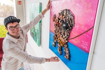 Kunst aus Gefundenem: Graffiti-Künstler zeigt in Neukirchen neue Facetten - Künstler Benjamin Knoblauch alias Garlix mit einer seiner Arbeiten, die er in Neukirchen zeigt.