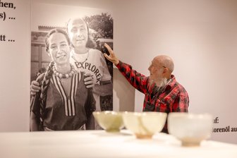 Kunst aus Keramik und Altöl in Klaffenbach: Warum 108 Teeschalen einer ehemaligen Zwickauerin in Japan für Begeisterung sorgten - Wolf Kahlen vor einem gemeinsamen Bild mit seiner Frau Barbara. Die 82-Jährige lebt heute in einem Pflegeheim. Im Vordergrund sind drei von ihr hergestellte Keramik-Teeschalen zu sehen.