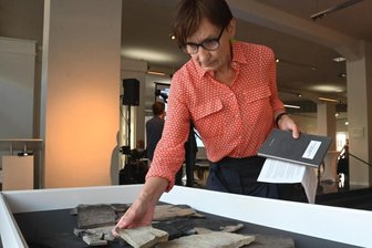 Kunst, aus uraltem Brunnen geschöpft - Ines Bruhn hat die Ausstellung der australischen Künstlerin Therese Kheog im Archäologiemuseum kuratiert - Corona-bedingt ohne unmittelbaren persönlichen Kontakt zur Künstlerin. Das war auch für sie eine Premiere.