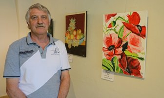 Kunst, die Ruhe und Kraft ausstrahlt - Siegbert Hertel aus Leubnitz zeigt seine künstlerischen Werke im Kreuzgewölbe des Schlosses. 