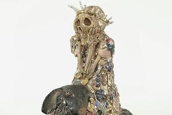 Kunst, die wehtut - "Schön" geht anders, aber "schön" ist auch nicht der alleinige Maßstab - weder in der Kunst noch im Leben: "Skelett auf einem schwarzen Schaf" heißt dieses Werk von Carolein Smit.