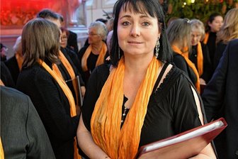 Kunst für Jaden: Wie Freiberger einem schwerkranken Jungen helfen - Manuela Findeisen ist die Mutti von Jaden und singt im Freiberger Stadtchor, hier vor dem Weihnachtskonzert des Stadtchores in der Nikolaikirche Freiberg.
