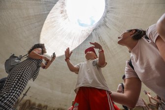 Kunst im Chemnitzer Ex-Kraftwerk: „Mit einem Wort: Erschlagend“ - Zu den Hauptattraktionen der Kunstaktion „Begehungen“ gehört eine Klanginstallation im Kühlturm von Valeria Zane und Victor Nebbiolo di Castri.