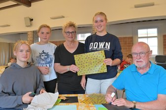 Kunst im Erzgebirge: Schicht für Schicht zur eigenen Landschaft - Kornelia (3. v. l.) und Rainer Tischer (r.) aus Ebersbrunn haben mit ihren Enkelinnen Marie, Eva und Amélie Tischer (v. l.) an dem Kurs  teilgenommen.